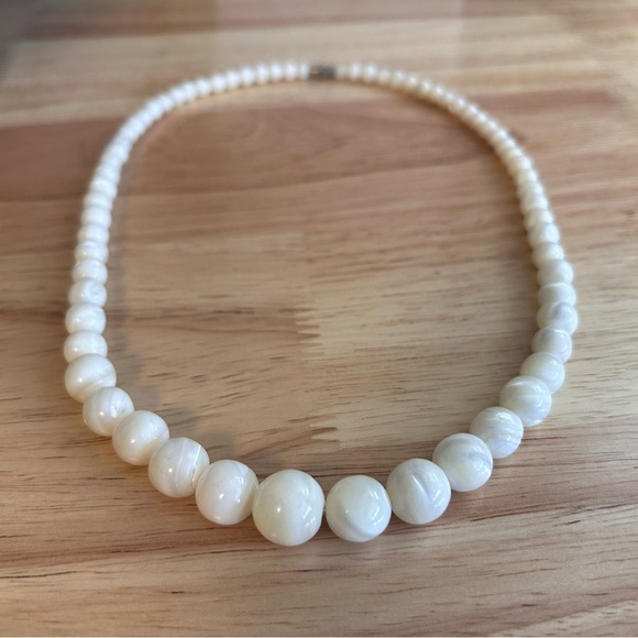 Natural Mother of Pearl Graduated Iridescent Creamy Swirl Beaded Necklace Vtg - Picture 6 of 8